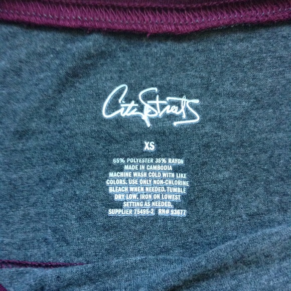 Nice patterned top! - Picture 3 of 3